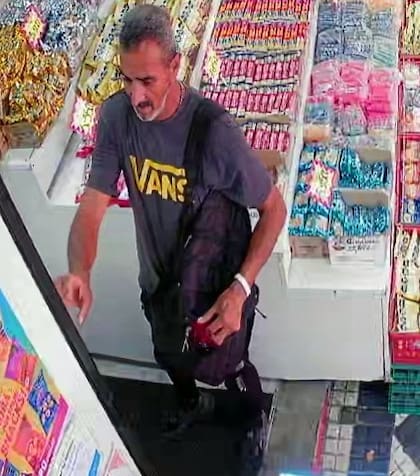 El sospechoso recorriendo el pasillo central del comercio instantes previos al intento de robo
