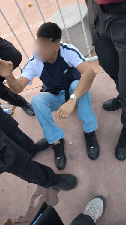 El sospechoso retenido por personal policial tras ser identificado en el complejo Mandarine Park & Tent