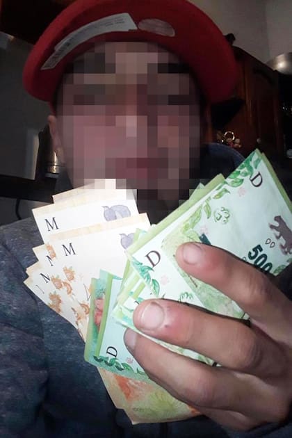 El sospechoso se mostró en Facebook con el dinero robado