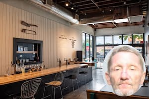 El sospechoso visitó el restaurante Off Site Nano Brewery en dos ocasiones; fue arrestado cuando el propietario del local lo descubrió gracias a las cámaras de seguridad