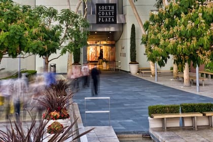El South Coast Plaza ofrece estacionamiento gratuito y servicio de valet parking