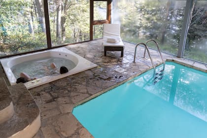 El spa se integra al bosque que lo rodea