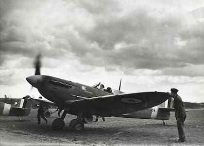 El Spitfire Mk.Vb ‘Skagen Ind’ antes de realizar un vuelo de demostración para los miembros del Consejo Danés piloteado por el voluntario danés Aksel Svendsen. (The Royal Library):