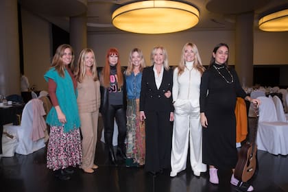 El squad de las Trilli posa con los invitados.