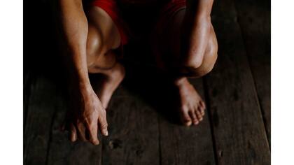 El Sr. Soud, de 40 años, quien fue herido por una bomba sin explotar cuando tenía 10 años de edad, se sienta en su casa en el pueblo de Kakho en la provincia de Xieng Khouang, Laos