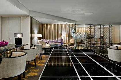 El St. Regis, el más nuevo de todos los hoteles, cuenta con una arquitectura cara y exótica a la vez
