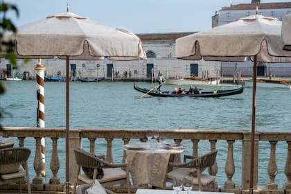 El St. Regis Venice se erige en el lugar con la vista más amplia al Canal Grande.