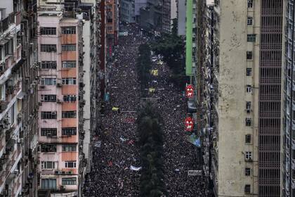 Miles de personas marchan por las calles de Hong Kong exigiendo que sus líderes renuncien
