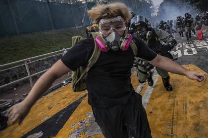 Un estudiante universitario es perseguido por la policía durante una manifestación en la universidad