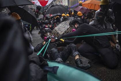 Los manifestantes usan "tirachinas" para lanzar ladrillos contra la policía
