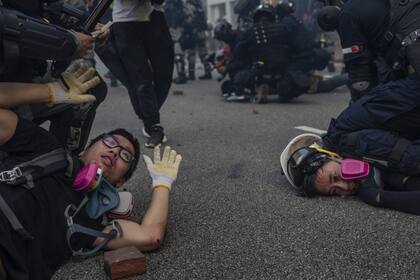 Manifestantes detenidos durante una marcha contra el gobierno