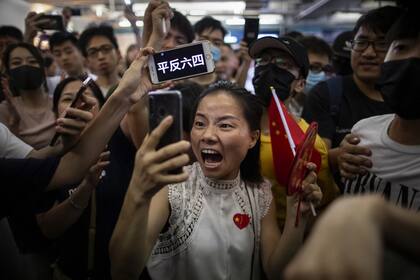 Una manifestante se filma a sí misma durante las protestas en la estación Yuen Long