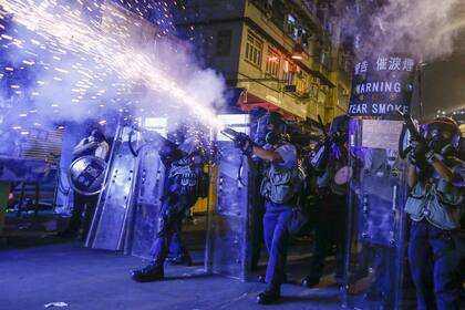 La policía lanza gases y balas de goma contra los manifestantes