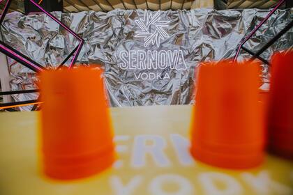 El staff encargado de los juegos tenía un look que gritaba verano: unas llamativas y lindas mallas, shorts de jeans, bermudas y musculosas para los hombres, unas gafas a tono y muchos accesorios.