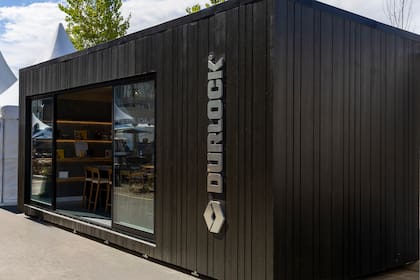 El stand de Durlock fue diseñado por la arquitecta Lourdes Yarade Saravia, inspirado en los quinchos y galerías que caracterizan a sus obras. La ejecución estuvo a cargo del equipo de Habika Construcciones Modulares.