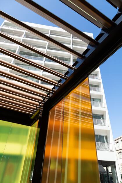 El stand de Tolder se llenó de color con un cerramiento conceptual de vidrios Cristalfelx en diferentes tonos.