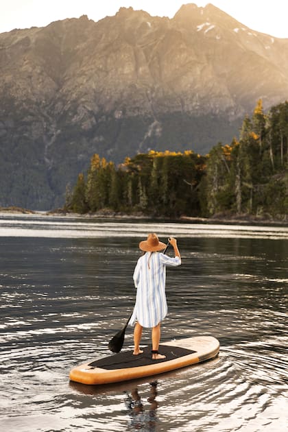 El stand up paddle es una de las actividades de Esencia Patagonia.