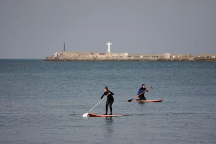 El stand up paddle, muy recomendado para principiantes, implica desplazarse en tablas de mayor tamaño propulsándose por un remo.