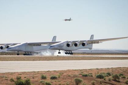 El Stratolaunch mide de largo más que una cancha de fútbol