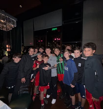 El streamer Tomás Mazza se sacó una foto con los chicos (Foto: @pampitaoficial)