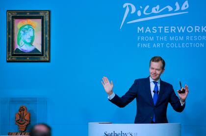 El subastador de Sotheby's Oliver Barker como un director de orquesta condujo el remate de las obras del artista español Pablo Picasso
