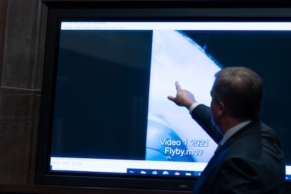 El subdirector de Inteligencia Naval, Scott Bray, muestra un video de un fenómeno aéreo no identificado durante una audiencia en el Congreso en mayo de 2022