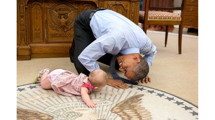 El Subdirector de Seguridad Nacional, Ben Rhodes, llevó a su hija Ella para una visita al presidente el 4 de junio de 2015.