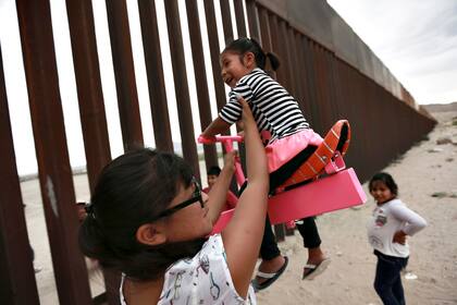 Una niña de Ciudad Juárez fue llevada por su madre al juego instalado en la cerca fronteriza