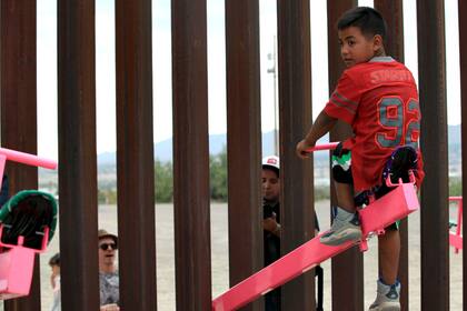 "Niños y adultos se conectaron de manera significativa en ambos lados y reconocieron que las acciones que tienen lugar en un lado tienen una consecuencia directa en el otro lado", afirmó al respecto Rael