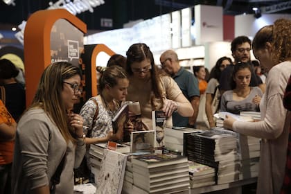 El subibaja editorial: dos caras de una misma moneda: la caída en las ventas y la producción de ejemplares versus una Feria del Libro con 1.200.000 asistentes.