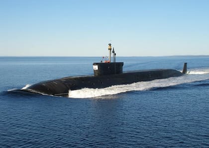 El submarino de misiles balísticos de propulsión nuclear de Rusia 'Tula', durante unos ejercicios militares el 26 de octubre de 2022, en una imagen del Ministerio de Defensa ruso. via REUTERS
