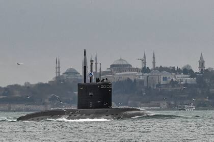 El submarino diésel-eléctrico Rostov-on-Don de la Armada rusa navega con una enseña naval de la Federación Rusa, también conocida en ruso como Bandera de Andreyevsky, a través del Estrecho del Bósforo de camino al Mar Negro el 13 de febrero de 2022.