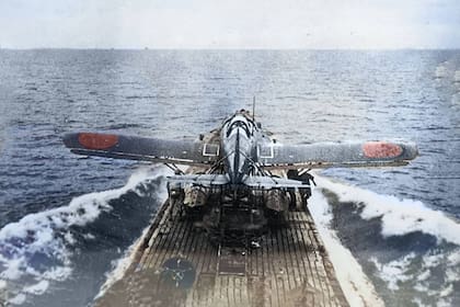 El submarino I-25 tenía una pista en cubierta desde la cuál podía eyectarse mediante un sistma de catapulta un hidroavión E14Y