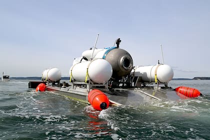 El submarino se cierra desde el exterior y en todo momento debe mantener comunicación con la superficie