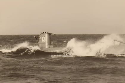 El submarino U-13 navegando en las aguas de Kiel antes de la guerra; Scheringer realizó dos patrullas a bordo de este submarino