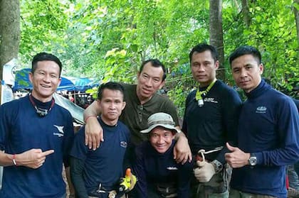 El suboficial Saman Gunan, a la izquierda, junto a sus compañeros de Seals