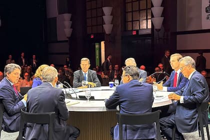 El subsecretario de Estado para Asuntos Económicos, Energéticos y Empresariales del Departamento de Estado, Caleb Orr (derecha), participó de un evento en la CERAWeek en Houston.