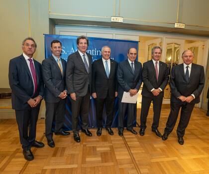 El subsecretario de Estado para el Crecimiento Económico, Energía y Medio Ambiente de EE.UU., Jose W. Fernández (tercero desde la izquierda), junto al embajador estadounidense en la Argentina, Marc Stanley (centro), y funcionarios nacionales