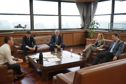 El subsecretario de Transporte, Puerto y Vías Navegables de la Nación, Iñaki Miguel Arreseygor; el gobernador de Santa Fe, Maximiliano Pullaro; la secretaria de Transporte provincial, Renata Ghilotti; y el secretario de Agricultura y Ganadería, Ignacio Mántaras