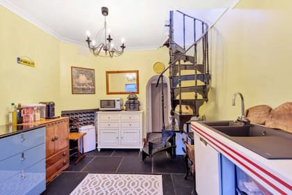 El subsuelo de la pequeña casa es la parte más amplia de la vivienda