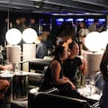 El bar de vinos y platitos que se esconde bajo tierra en un garaje con rampa