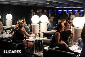 El bar de vinos y platitos que se esconde bajo tierra en un garaje con rampa