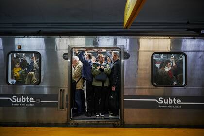 El subte y los trenes funcionan de manera regular, aunque el paro de colectivos aumenta su caudal de pasajeros