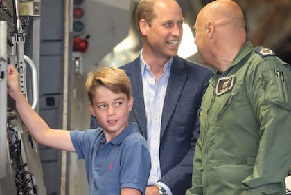El sucesor en el trono británico junto a su primogénito, durante una visita al Air Tattoo en RAF Fairford, en julio de 2023.