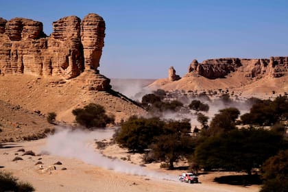 El sudafricano Giniel De Villiers en el imponente paisaje de la etapa entre Wadi Al Dawasir y Haradh