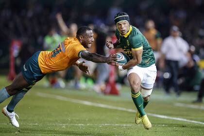 El sudafricano Kurt-Lee Arendse escapa de Suliasi Vunivalu y corre hacia el ingoal de Australia, en el partido por la primera fecha del Rugby Championship
