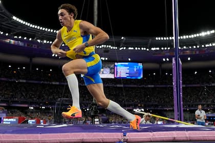 El sueco Armand Duplantis reacciona tras romper el récord mundial durante la final del salto con pértiga del atletismo de los Juegos Olímpicos de París, el lunes 5 de agosto de 2024, en Saint-Denis, Francia. (AP Foto/Bernat Armangue)