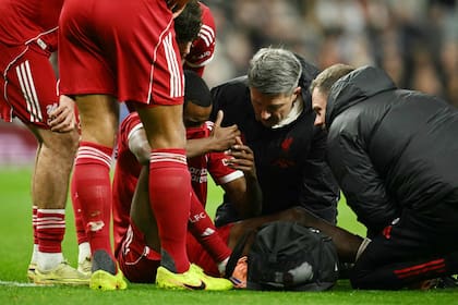 El sueco Isak primero se miró desesperado el tobillo, luego se llevó las manos a la rodilla izquierda y, ya atendido, cubró su angustia con la camiseta; se espera el parte médico.