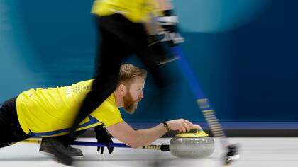 El sueco Niklas Edin lanza en curling masculino