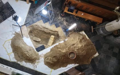 El suelo debajo del altar comenzó a ceder y apareció una tumba que se presume sería de D'Artagnan